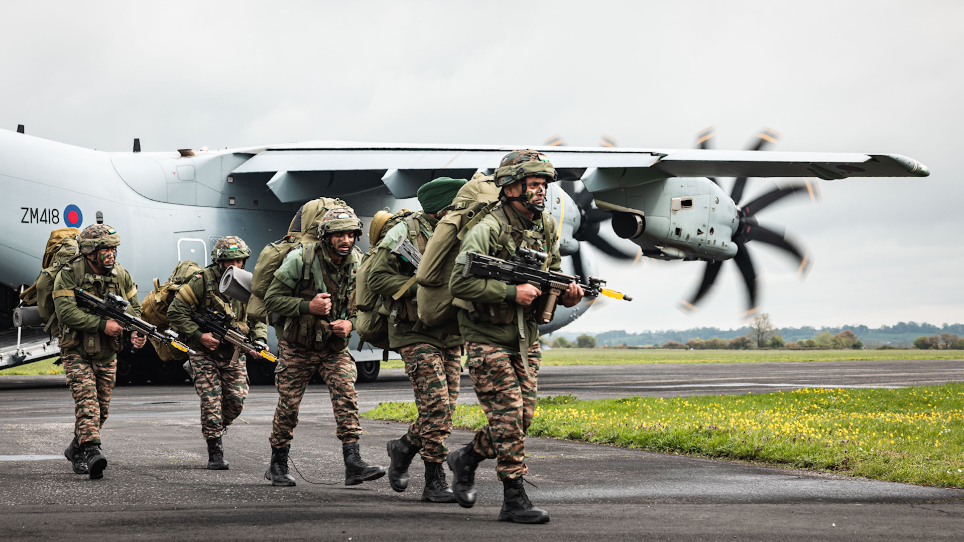Soldiers from the 6th Battalion Bihar Regiment train with 2nd Battalion The Royal Gurkha Rifles in a Rapid Air Landing 190523 CREDIT MOD