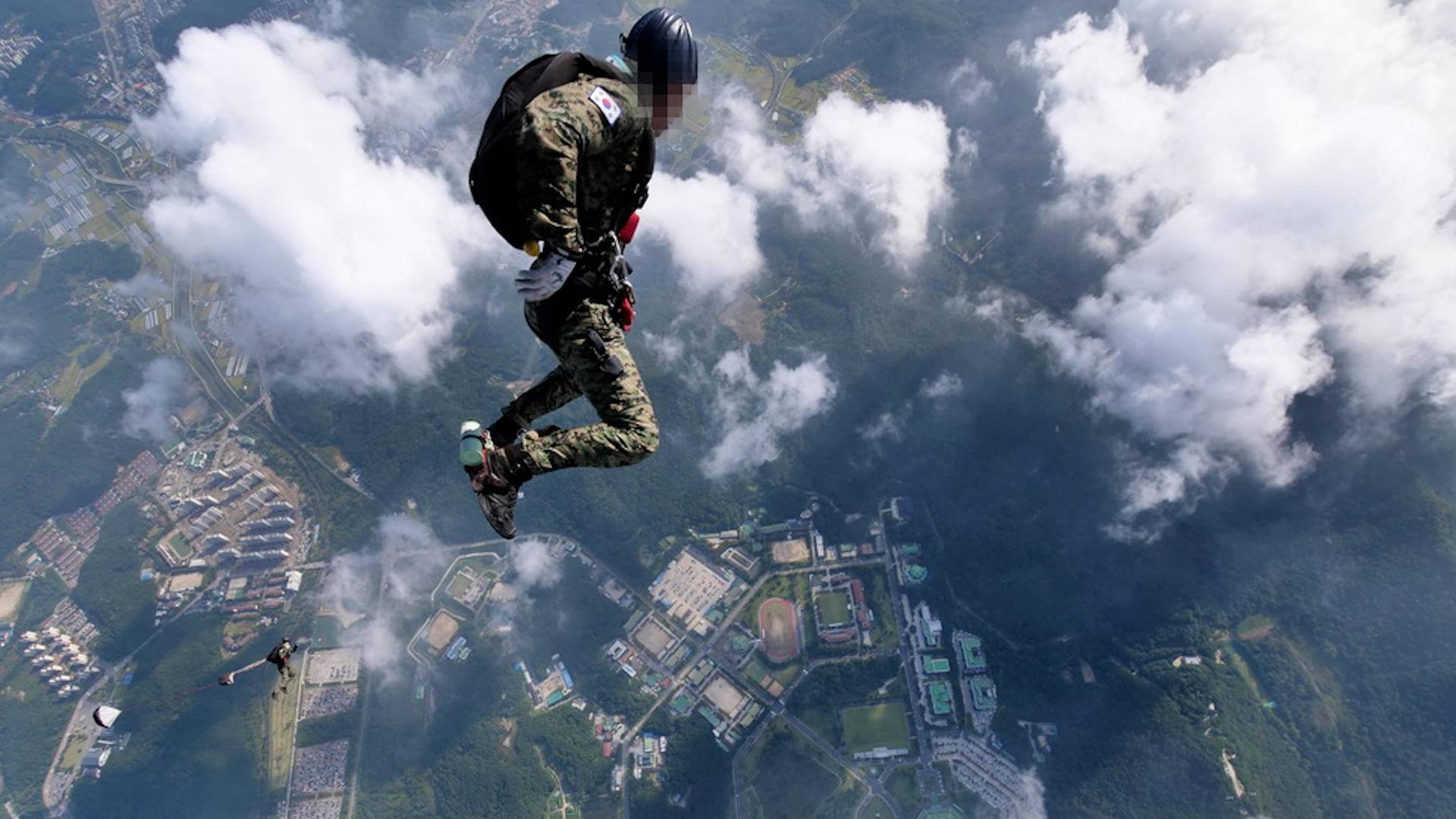 South Korean Special Forces skydiving parachute training