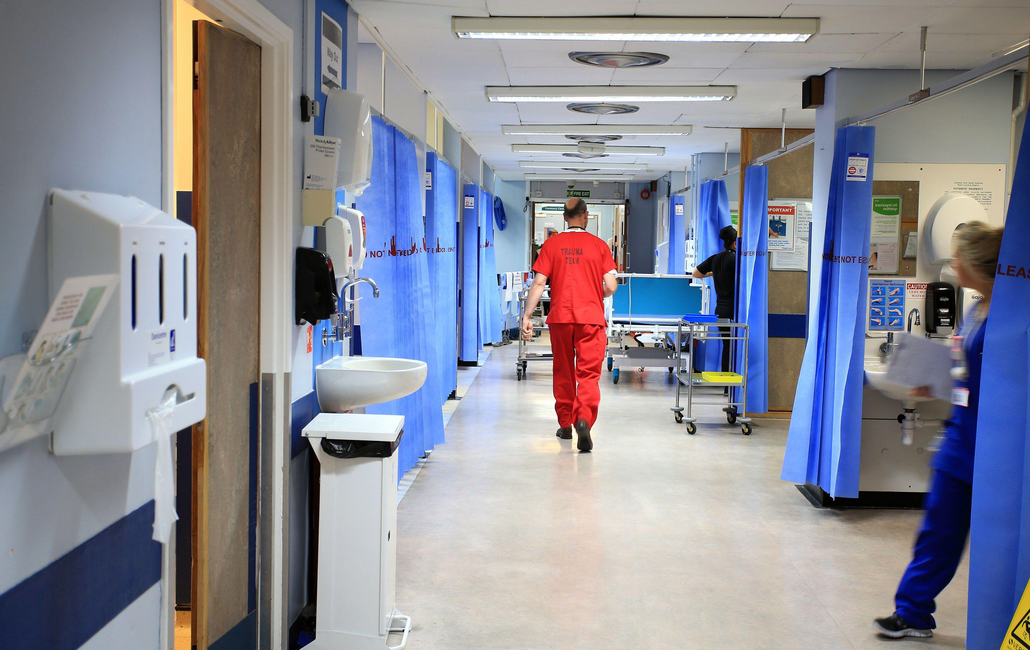 Staff on NHS hospital ward 031014 CREDIT PA ALAMY.jpg