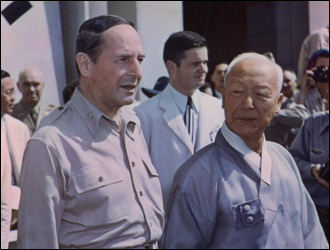 Syngman_Rhee_and_Douglas_MacArthur 1948 August 15