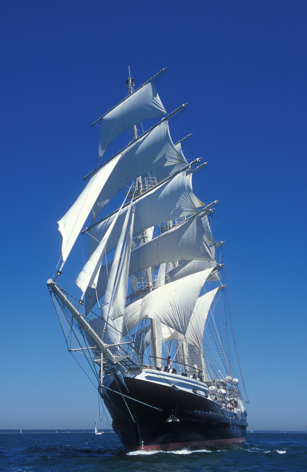 	TS Tenacious under sail 