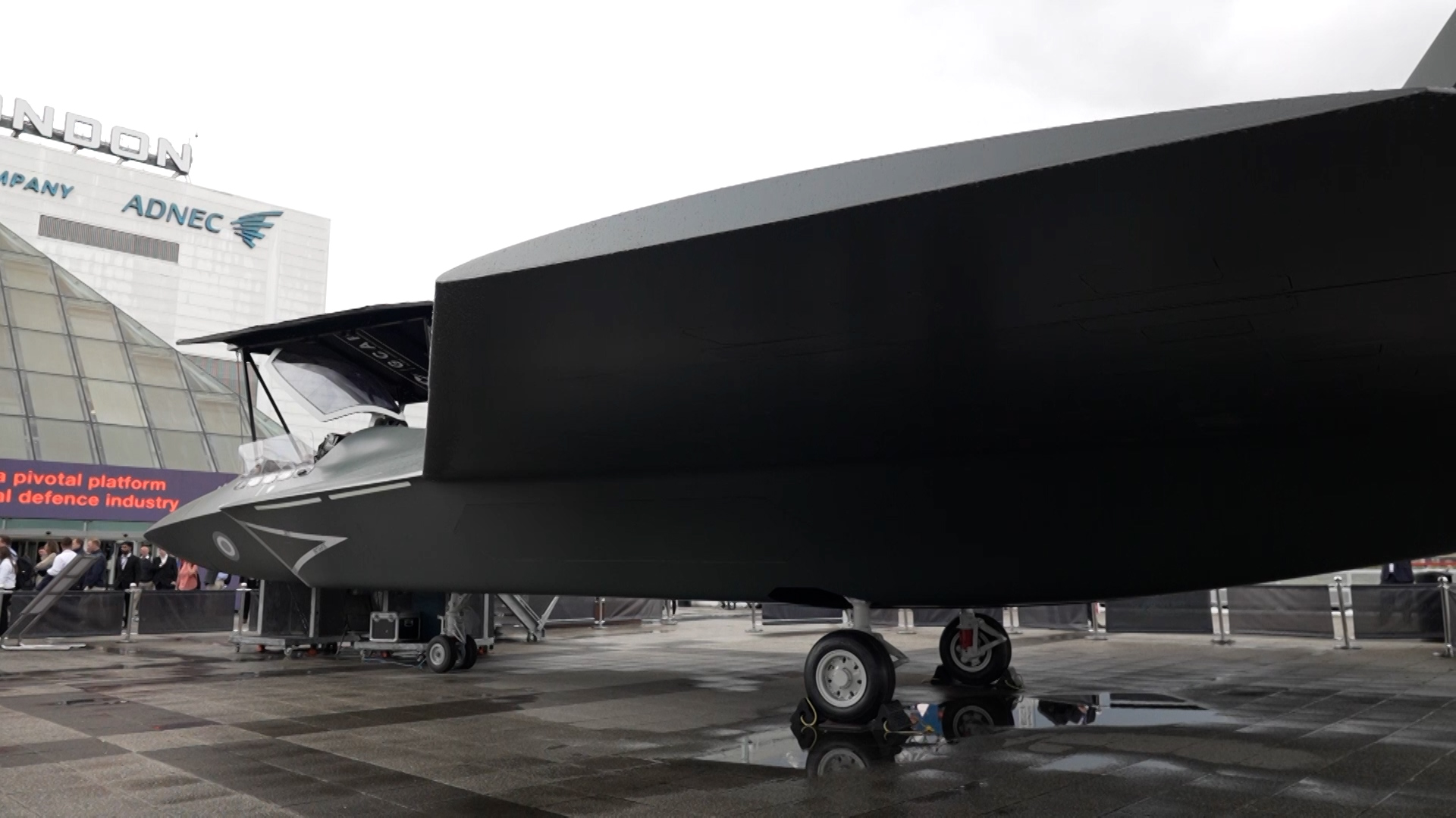 The F-35 carries its weapons internally, but can also go into "best mode" with external pods, while the Tempest is expected to rely on its internal bays