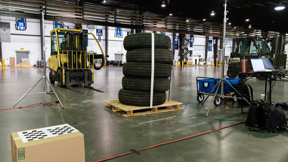 The Configured Air Load Building Tool system scans a pallet, effort to modernise aerial port 17112021 CREDIT US Dept Def.jpg