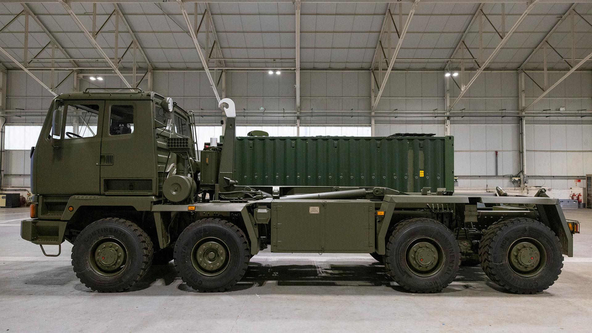 The Drops vehicle is designed to transport the Gravehawk system across various terrain and different environments