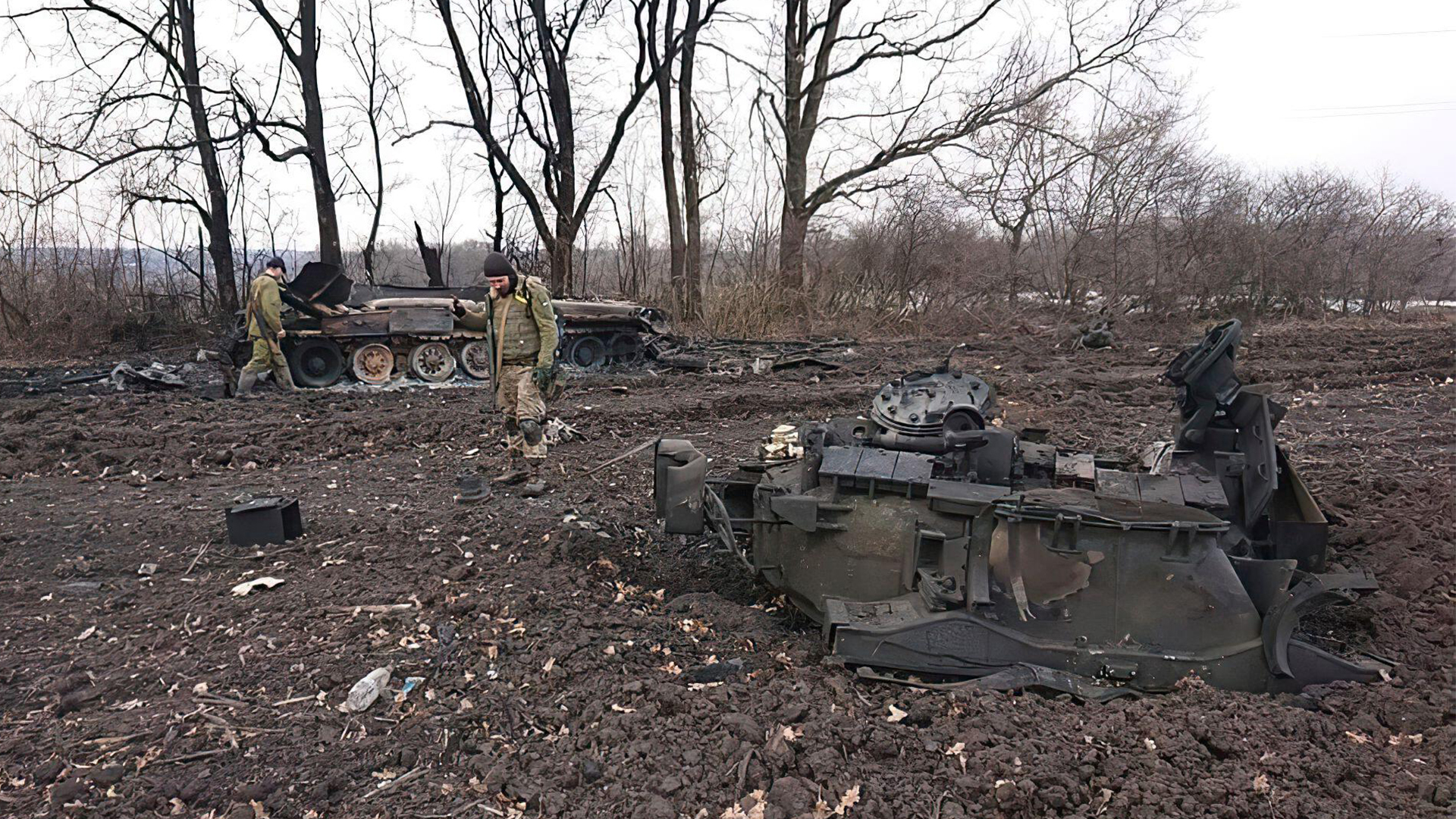 This Russian T-80 was hit by an NLAW fired by Ukrainian infantry, causing the turret to be blown off
