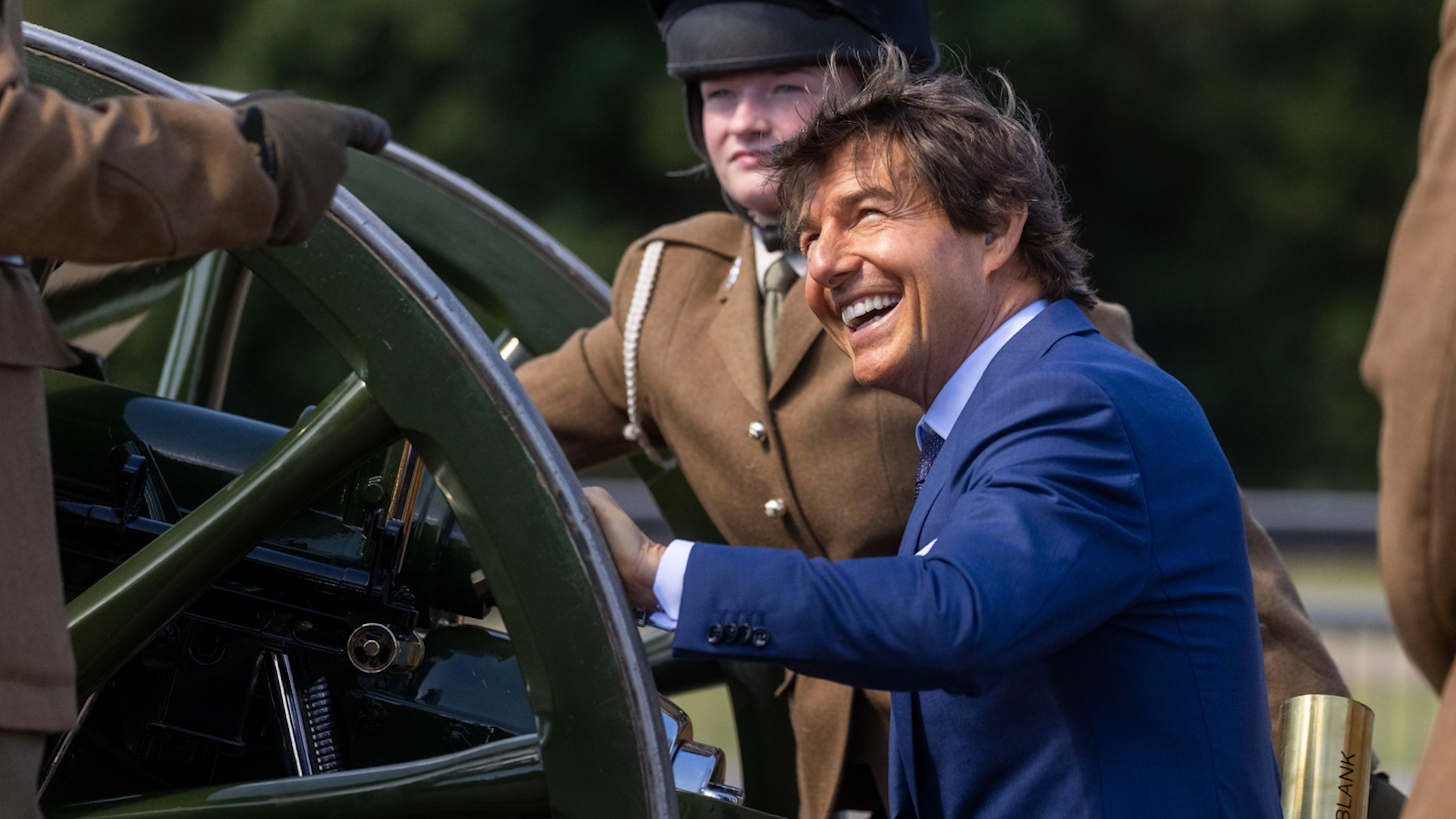 Tom Cruise with British Army personnel (Picture: British Army).