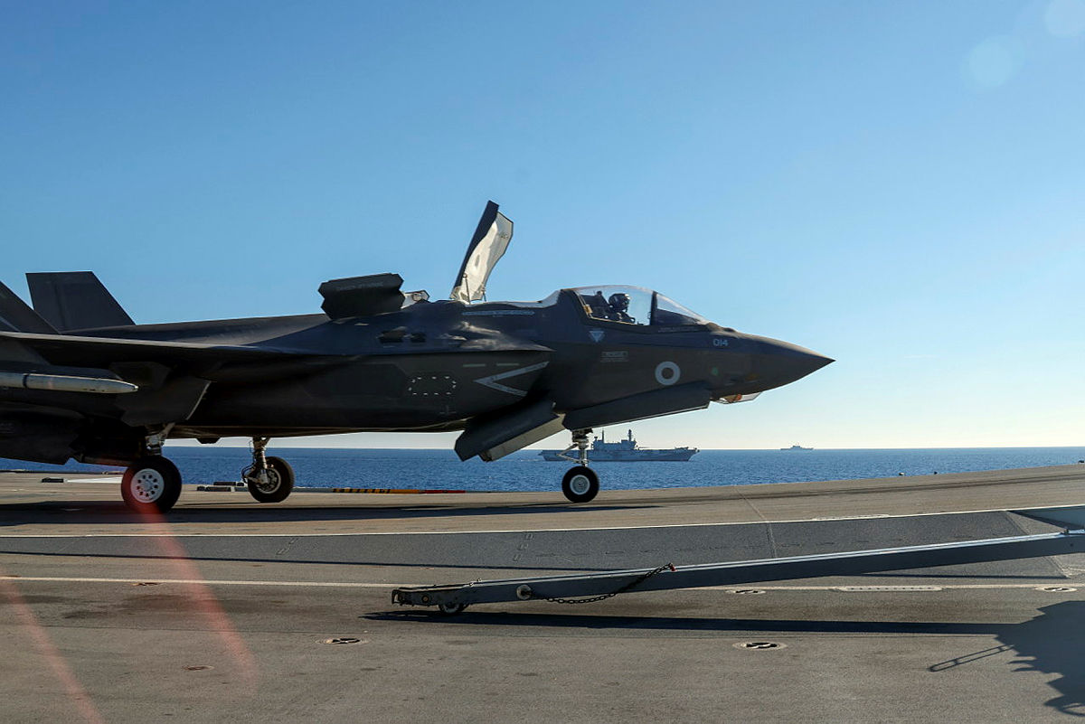 UK F-35B Lightning jet launches from HMS Queen Elizabeth with ITS Cavour in the background (Picture: MOD).