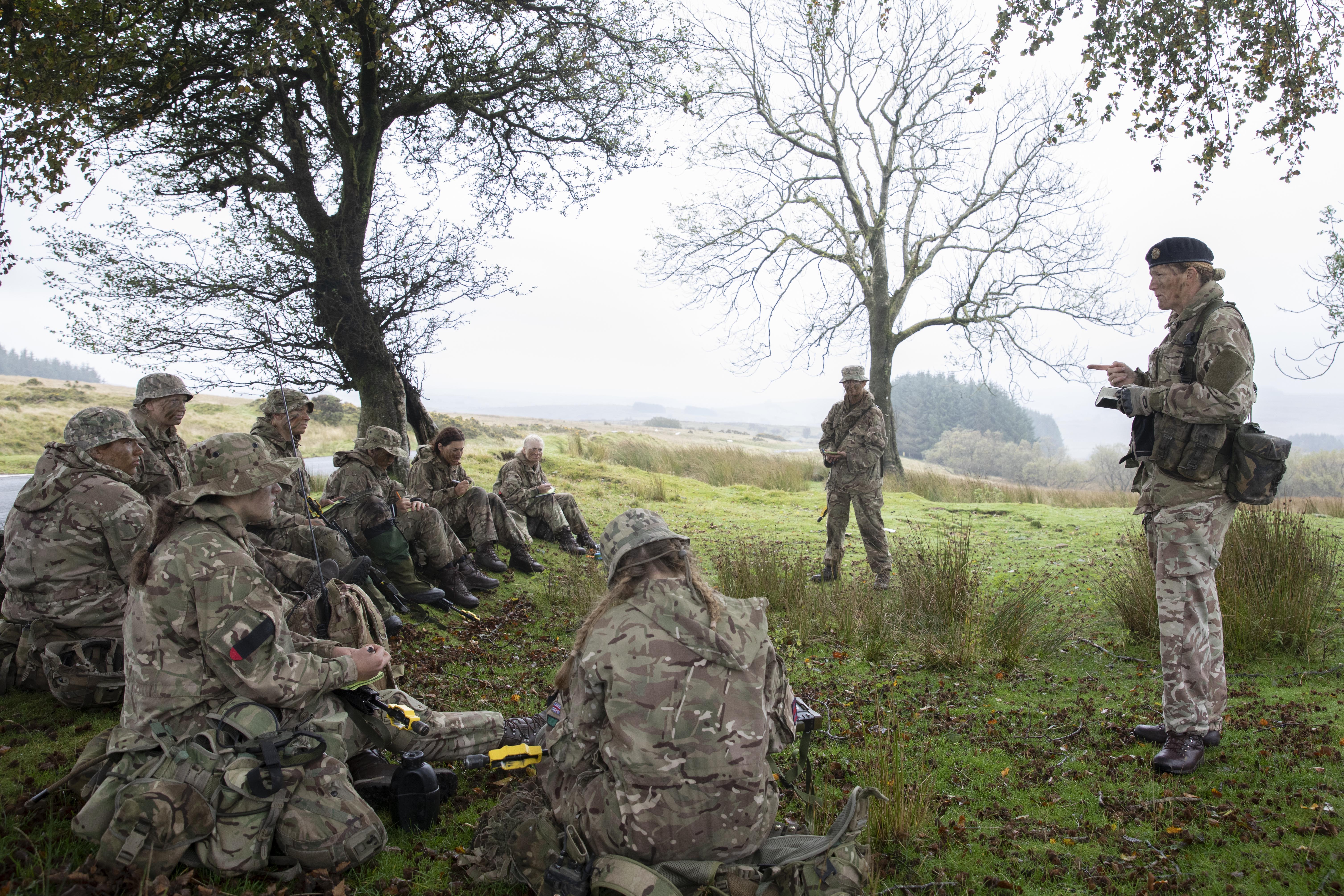The team are de-briefed by Commanding Officer Lt Col Anderson during training. Credit: Georgina Coupe, BFBS