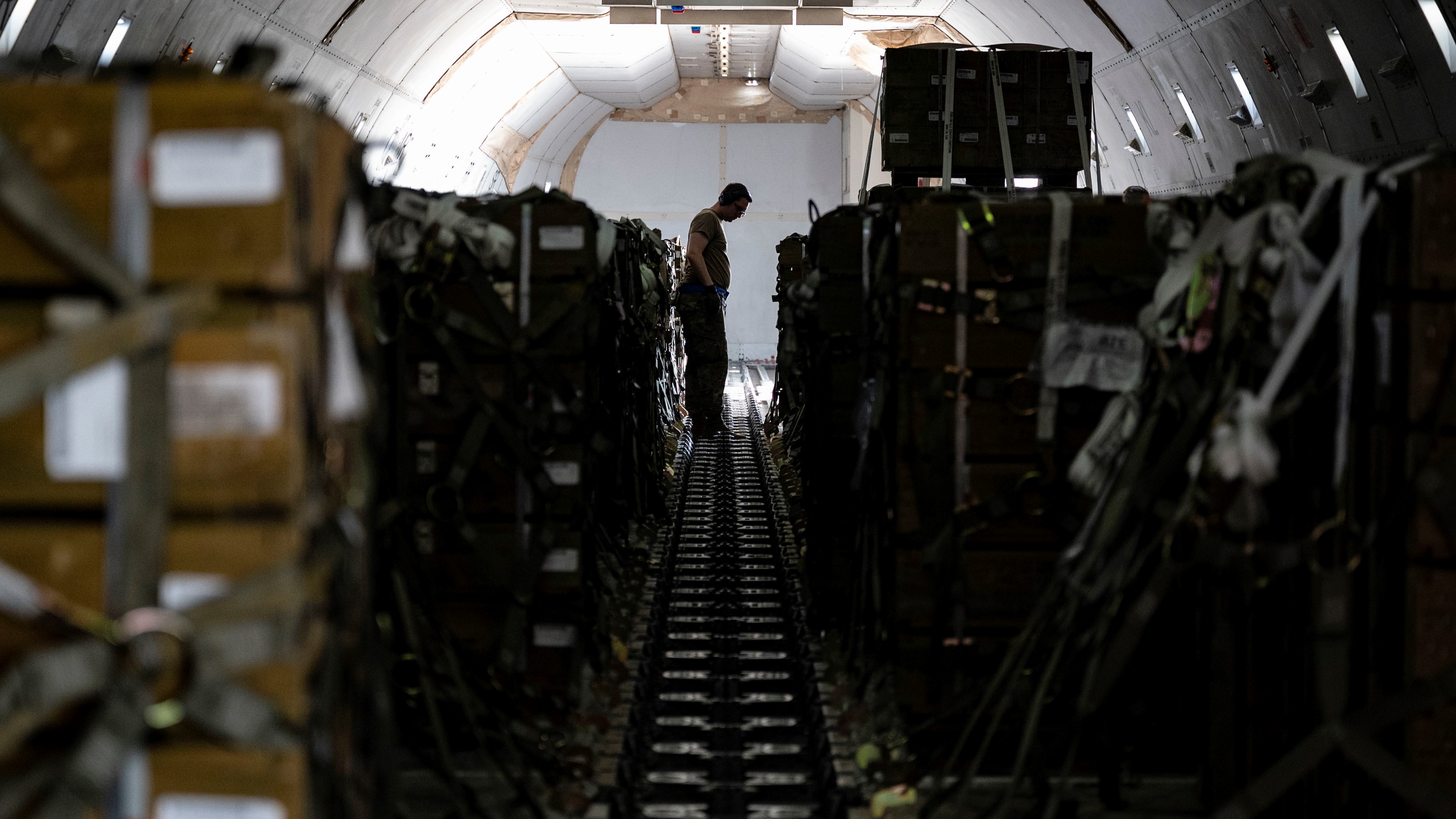 US Airman loading ammunition onto a commercial plane bound for Ukraine 21072022 CREDIT US Dept of Def.jpg