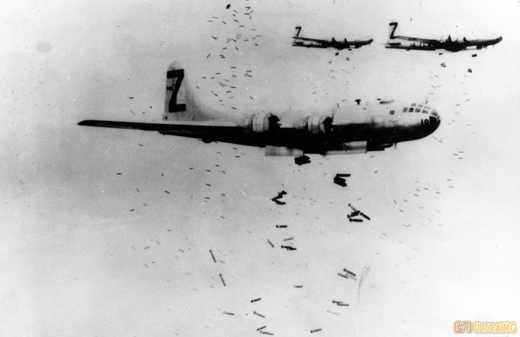 Second world war photograph of a US B-29 Superfortress dropping bombs