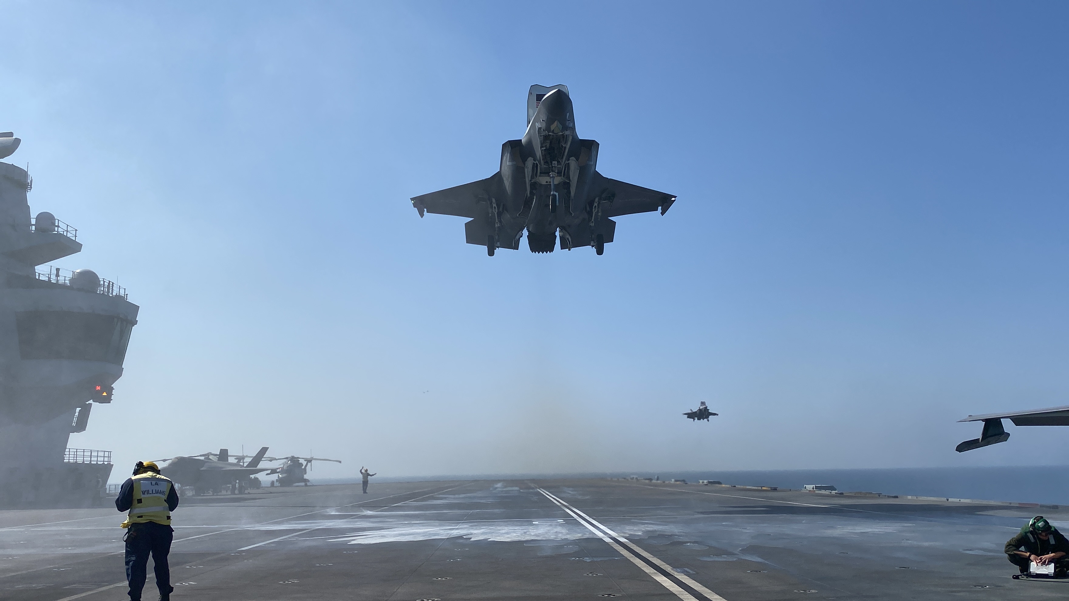 A US F35 aircraft landing on HMS QNLZ's flight deck.