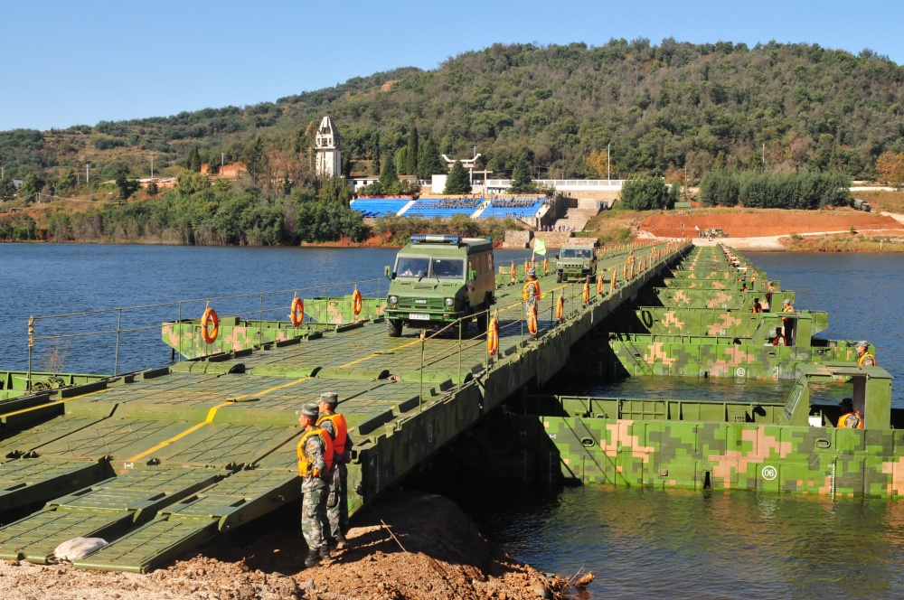 US and Chinese troops conduct a bridge crossing during exercise in Yunnan province