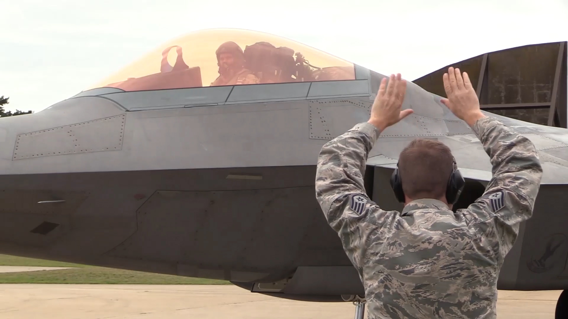 USAF F-22 Raptor lands at RAF Lakenheath