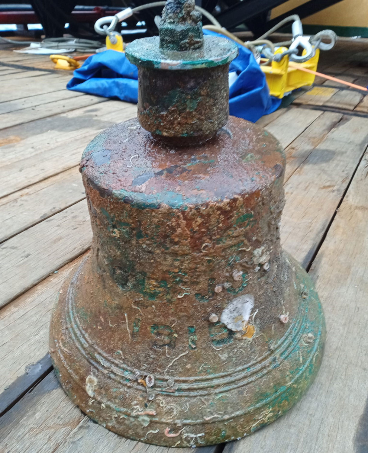USS Jacob Jones' bell discovered by Defence Equipment & Support’s Salvage and Marine Operations CREDIGT Crown Copyright