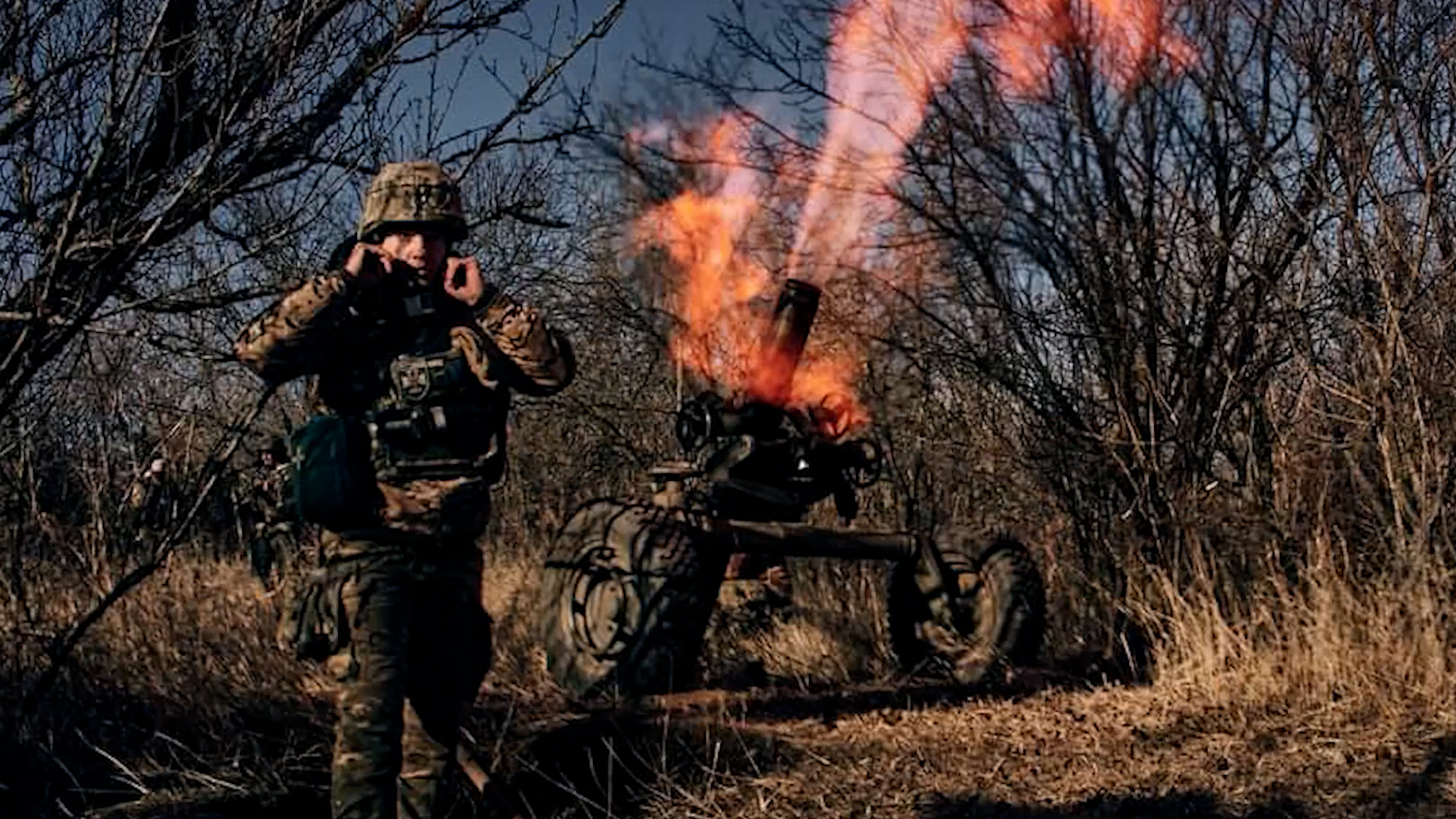 Ukraine soldiers using French MO-120 RT rifled towed mortar