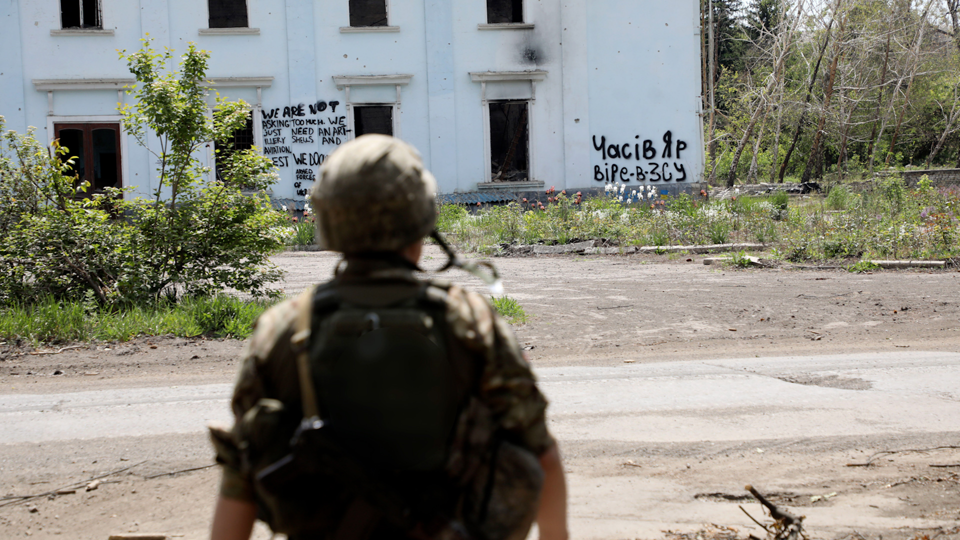 Ukrainian soldier Chasiv Yar in front of building destroyed by Russian shelling Image ID 2X7RYJ9 180524 CREDIT Ukrinform, Alamy Stock Photo