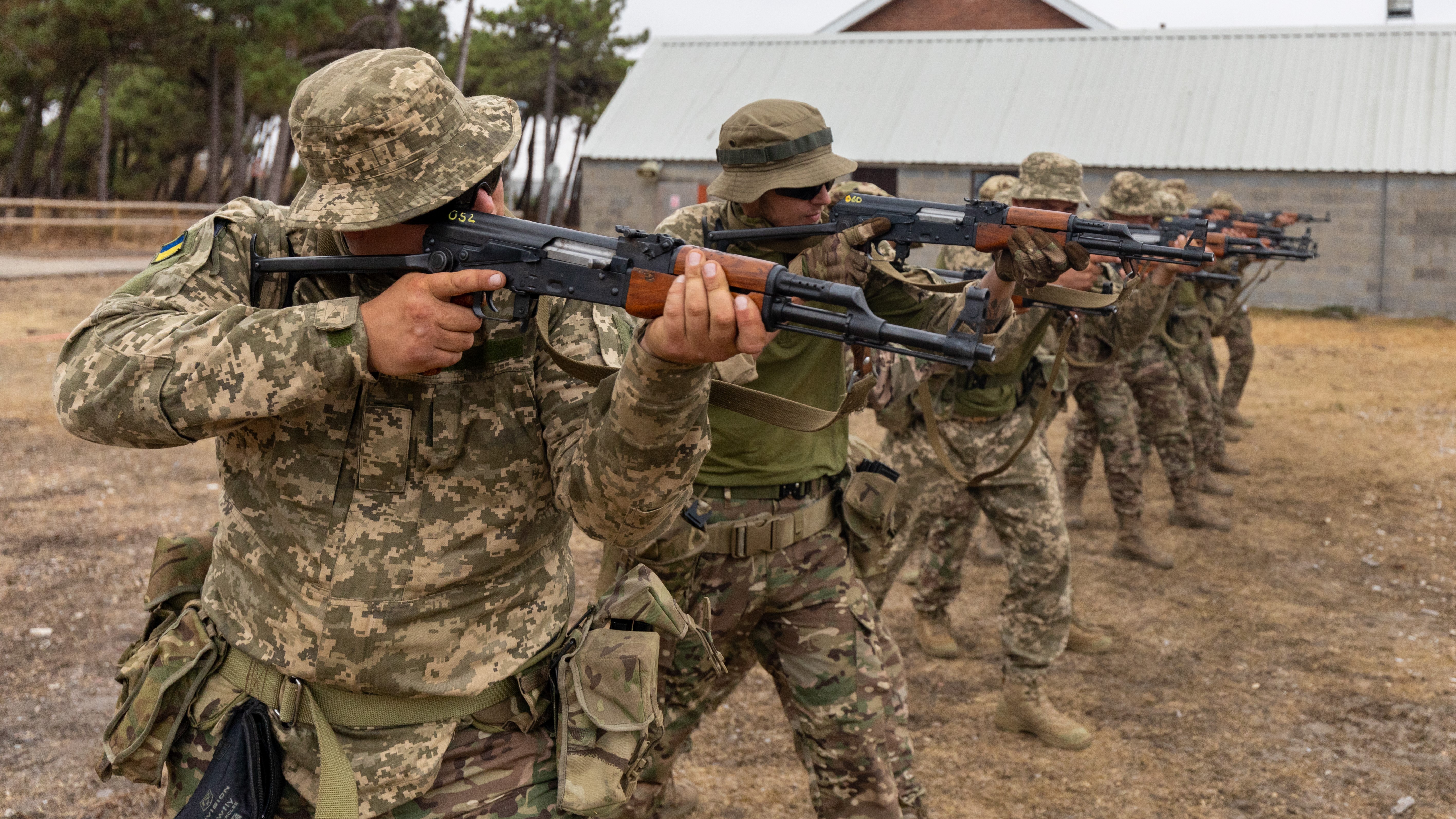 Ukrainian trainees practise weapon firing positions during UK led training (Picture: MOD Crown Copyright).