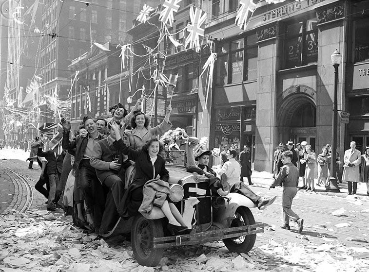 VE Day celebrations on Bay Street in Toronto, Canada (Picture: City of Toronto Archives).