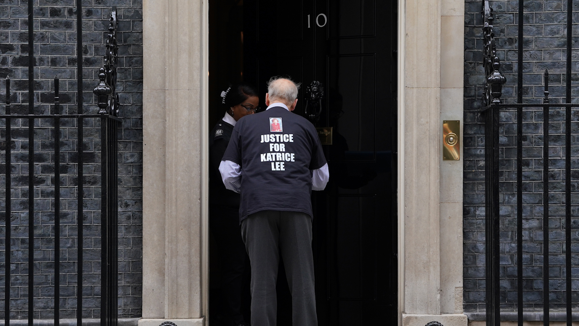 Veteran Ritchie Lee attempting to hand back his army medals to 10 Downing Street 31052024 NO REUSE CREDIT PA WIRE, PA IMAGES