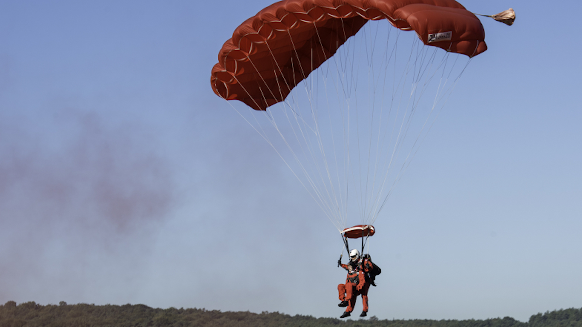 Veteran Sandy Cortmann parachuting to mark the 75th anniversary of Operation Market Garden (Picture: MOD).