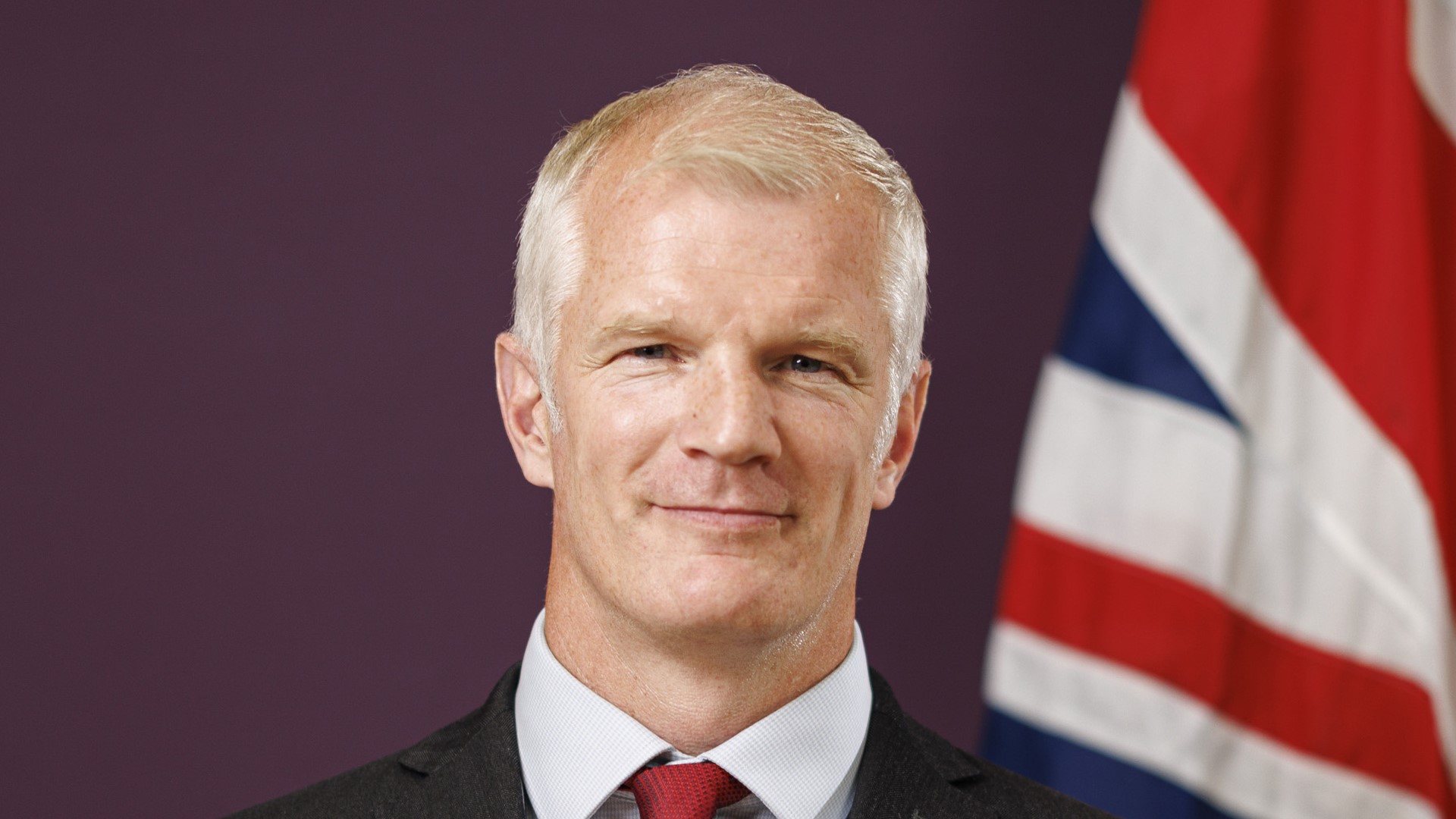 Veterans' Minister Al Carns poses for his official photo