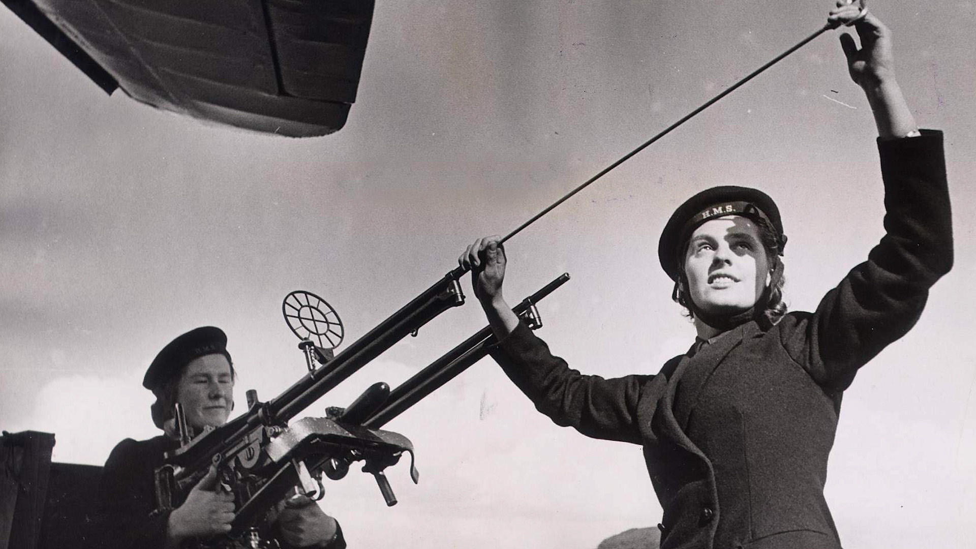 WREN Armourer Cleaning Anti Aircraft Gun September 1942 CREDIT Trinity Mirror Mirrorpix Alamy Stock Photo