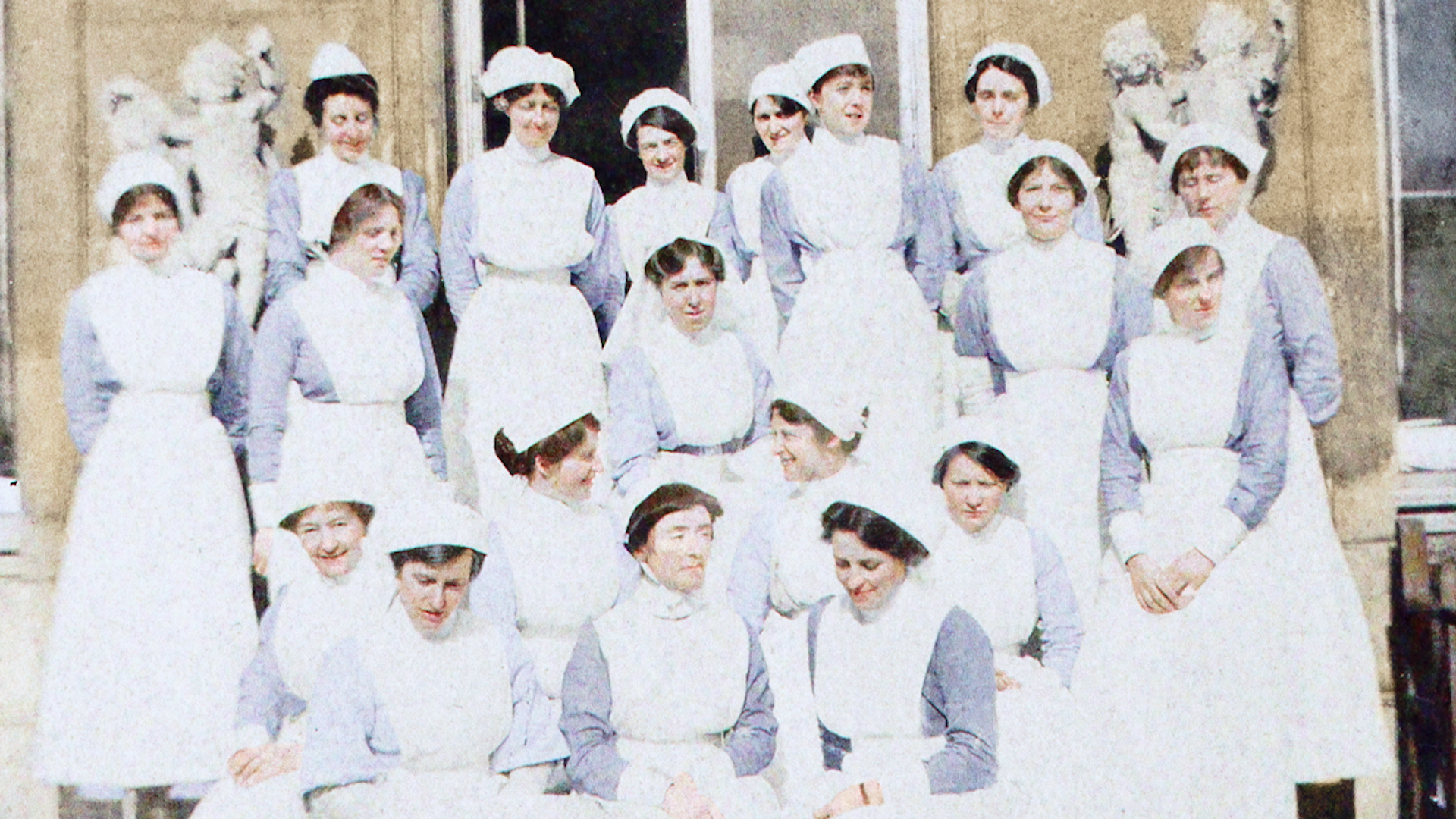 WW1 Nurse Olive Buller (far left) Wrest Park CREDIT ENGLISH HERITAGE