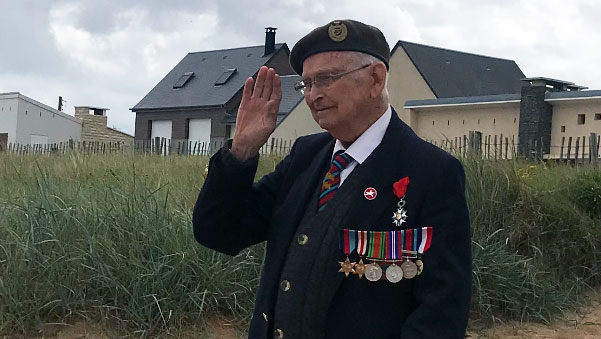 WWII veteran Reg Pye paying his respects on the Normandy beaches (Picture: The Taxi Charity).