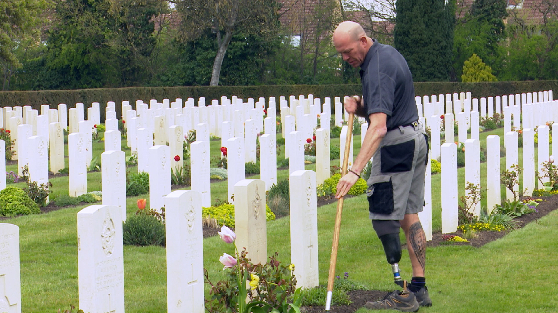 Wayne Harrod at work at Commonwealth gaden 290419 CREDIT BFBS.jpg