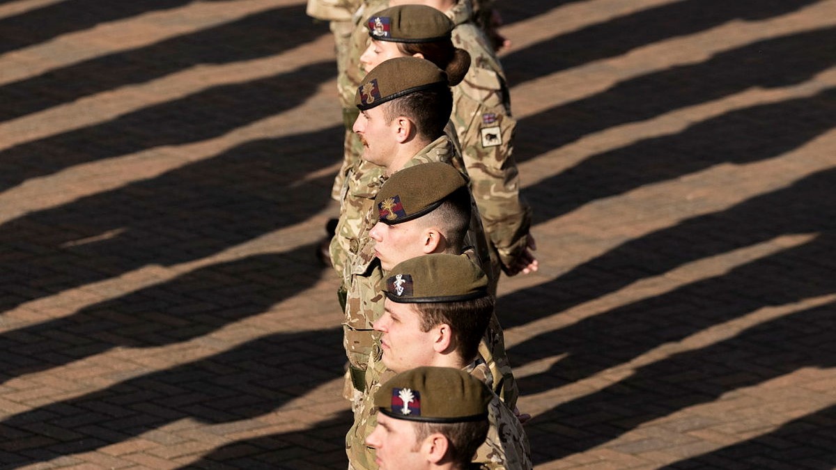 Welsh Guards, presented Operation SHADER medals to The Prince of Wales’s Company CREDIT MOD.jpg