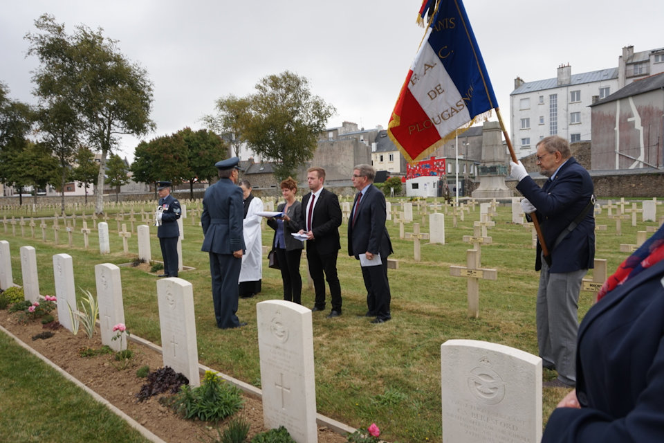 Wg Cdr Yves Gagnon presents Union flag to Flying Officer David Stein's cousin