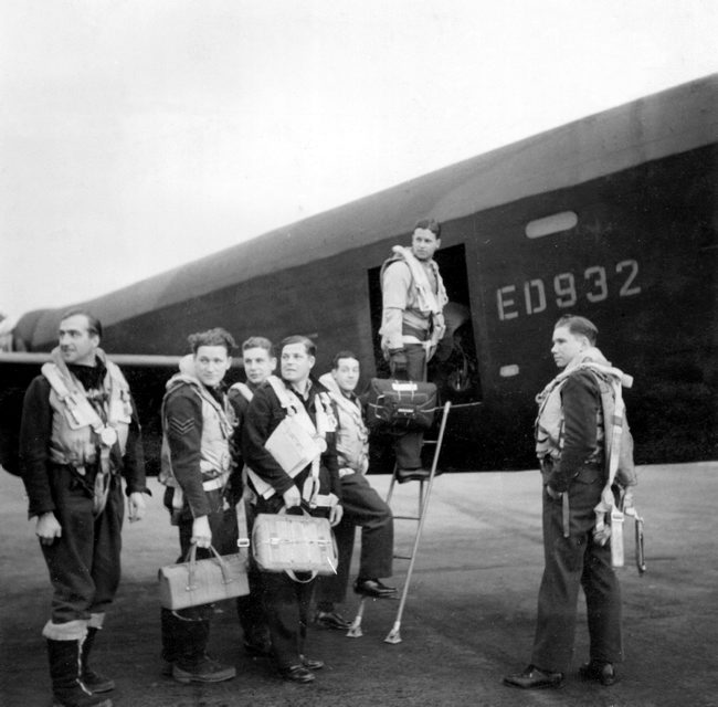 Wing Commander Guy Gibson and crew for Dambusters Raid 010101 CREDIT MOD.jpeg