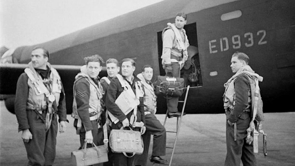 Wing Commander Gibson and his crew board their Avro Lancaster A3G ED932 for the Dambusters Raid CREDIT Crown Copyright