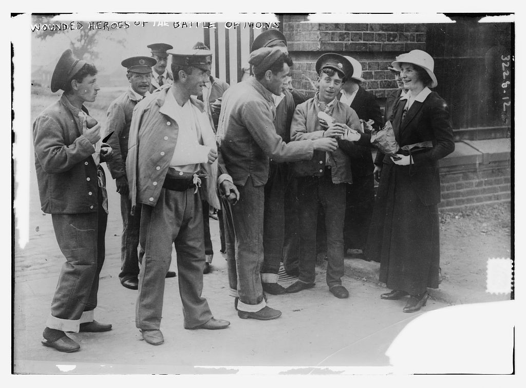 Wounded British soldiers from the Battle of Mons with local women (image: Library of Congress)