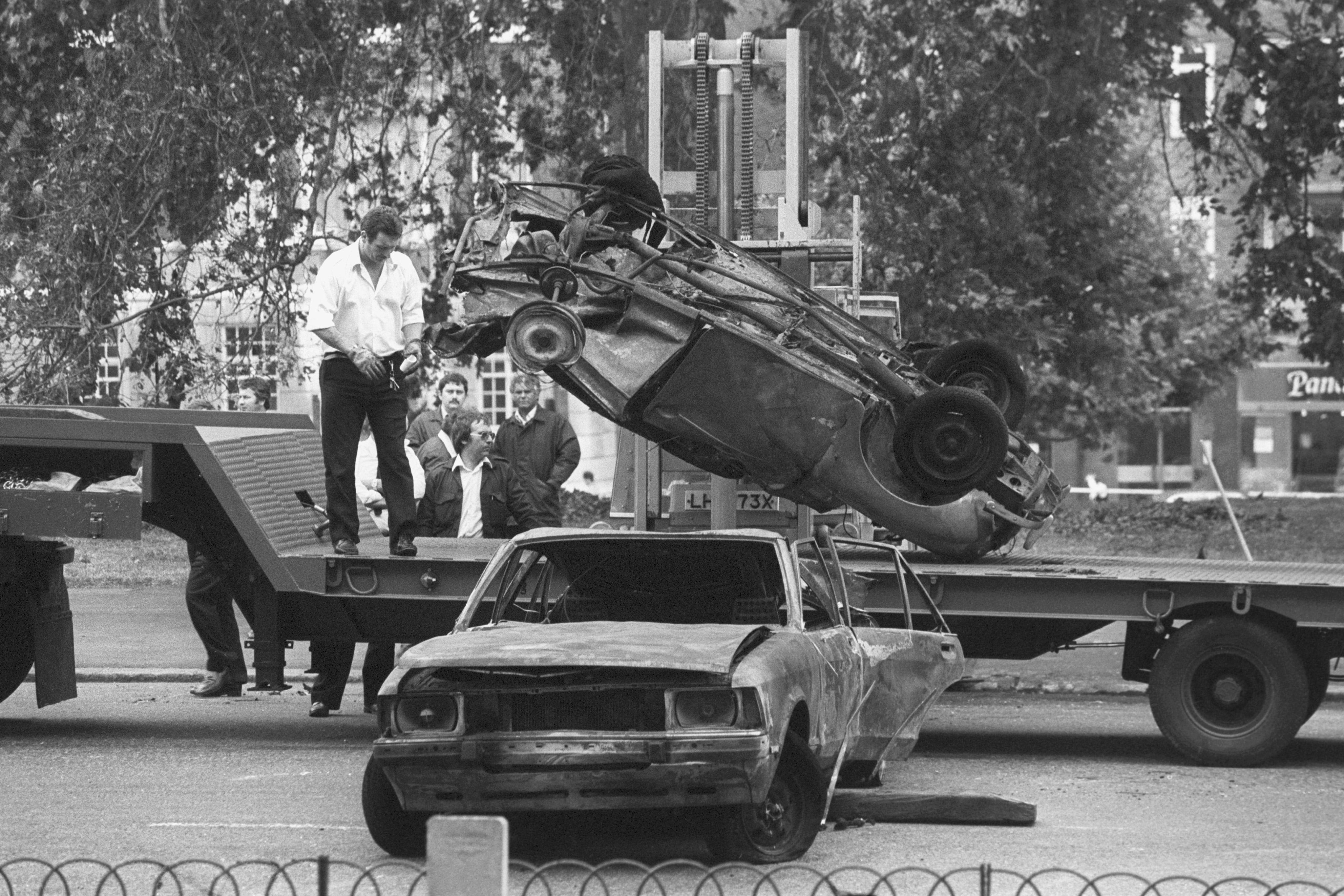 Car wreckage hyde park bombing 1982 ALAMY 26052022