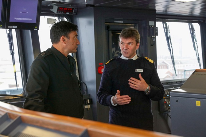 American Admiral visits HMS Queen Elizabeth 