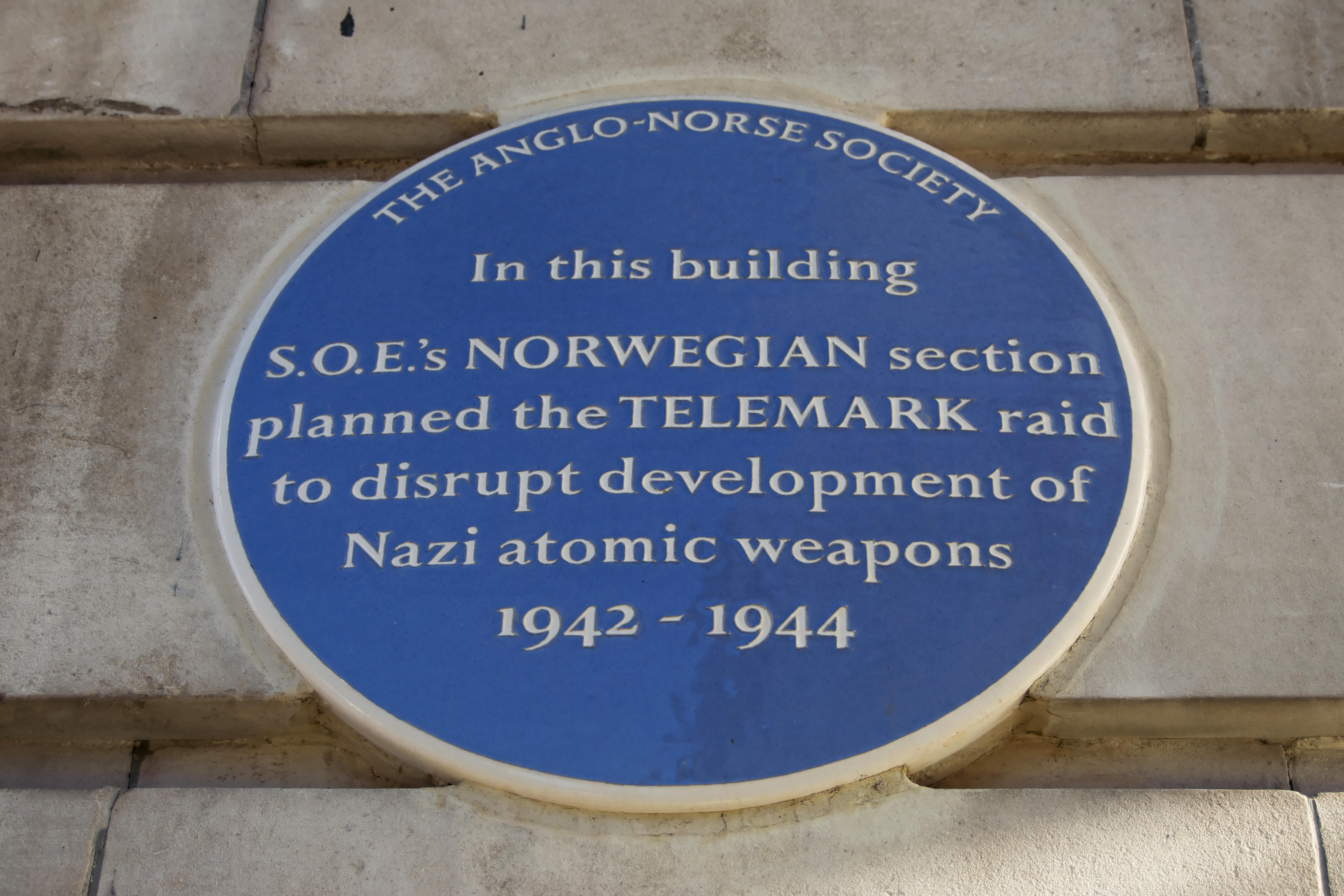 anglo-norse society blue plaque marking the baker street building where the wartime raid on telemark, in nazi-occupied norway, was planned