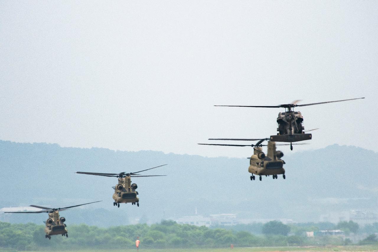 Chinook in formation - Jumpstory
