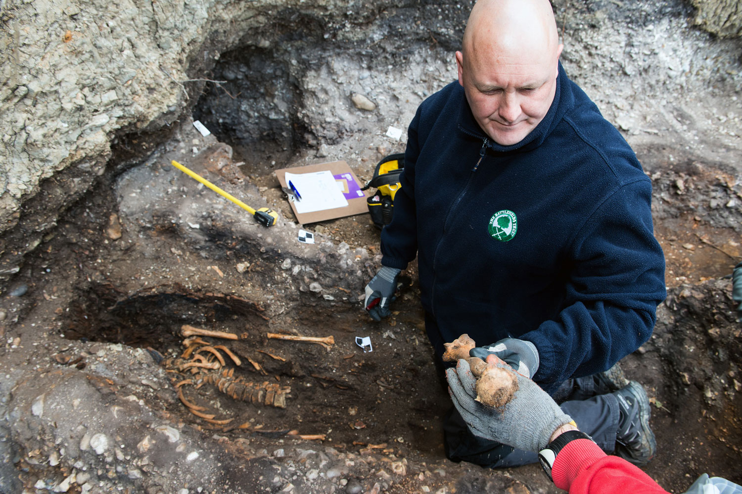 Excavating burial sites that are under threat from erosion in Portsmouth Harbour_CREDIT Photography by Harvey Mills ARPS