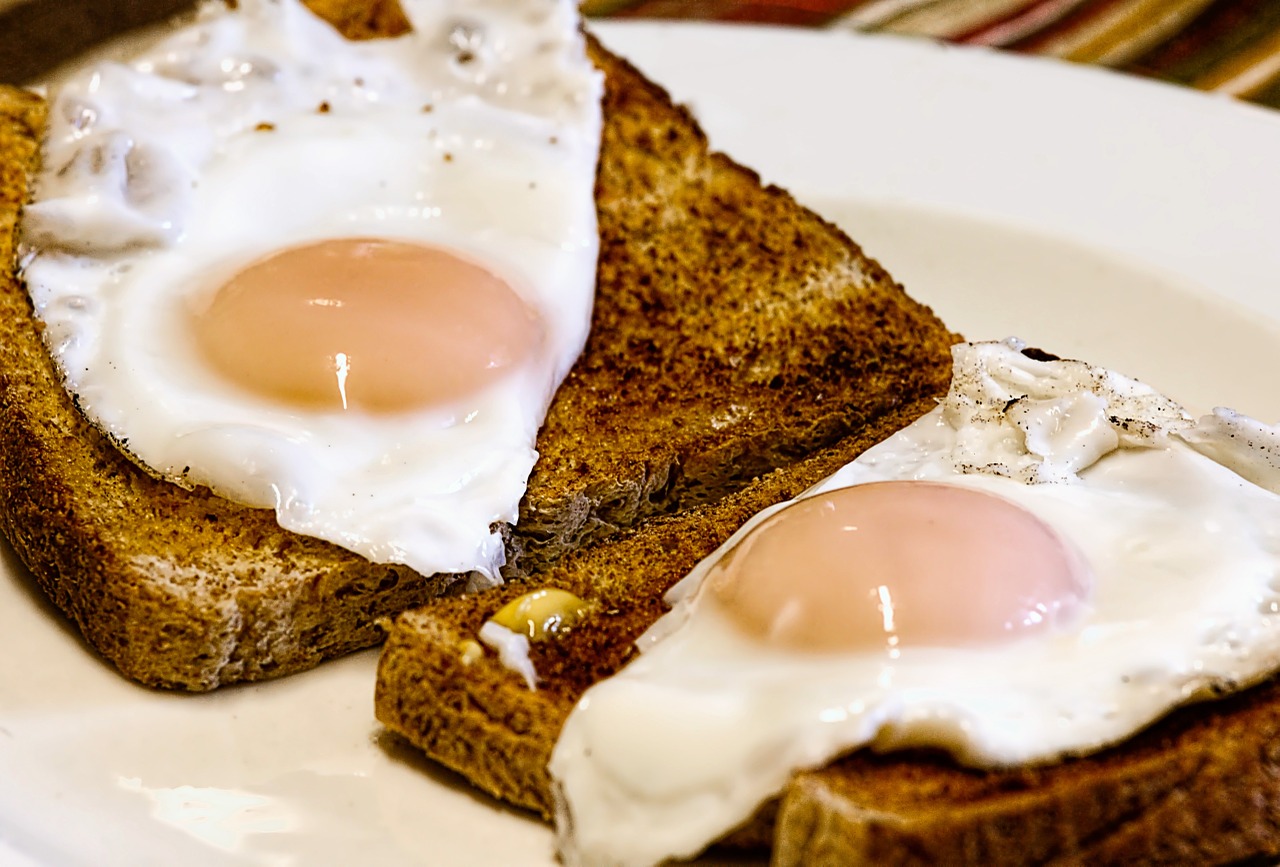 Fried eggs - Image by Steve Buissinne from Pixabay
