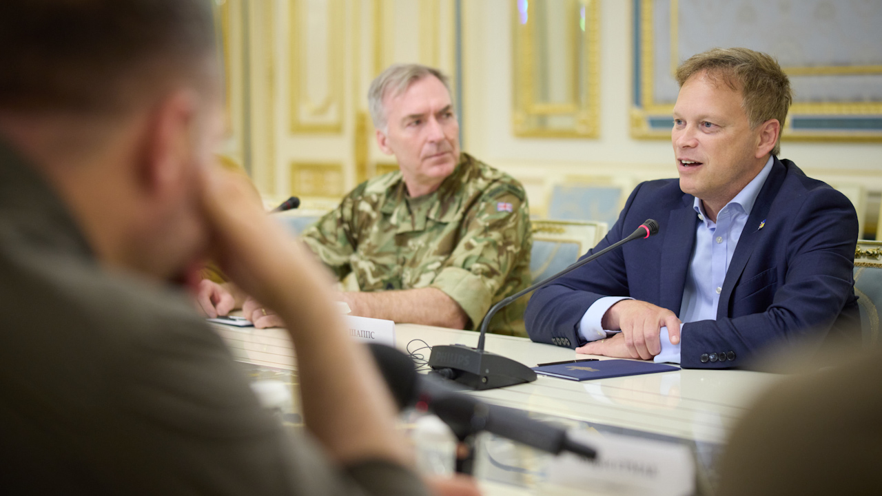 Defence Secretary Grant Shapps and Admiral Sir Tony Radakin, Chief of the Defence Staff speaking with President Volodymyr Zelensky (Picture: MOD).