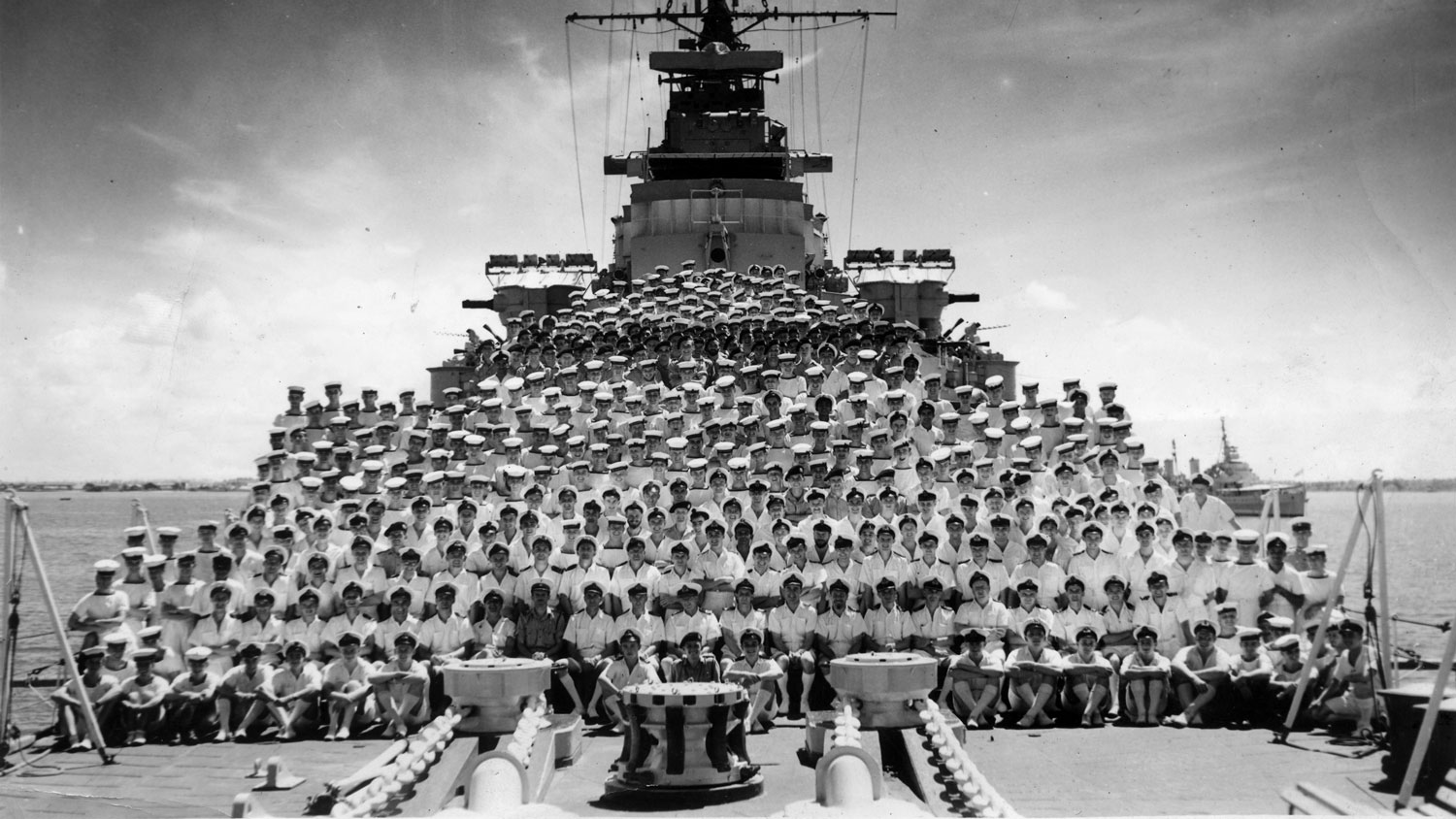 HMS Glasgow's ship's company pose for a photograph CREDIT Royal Navy