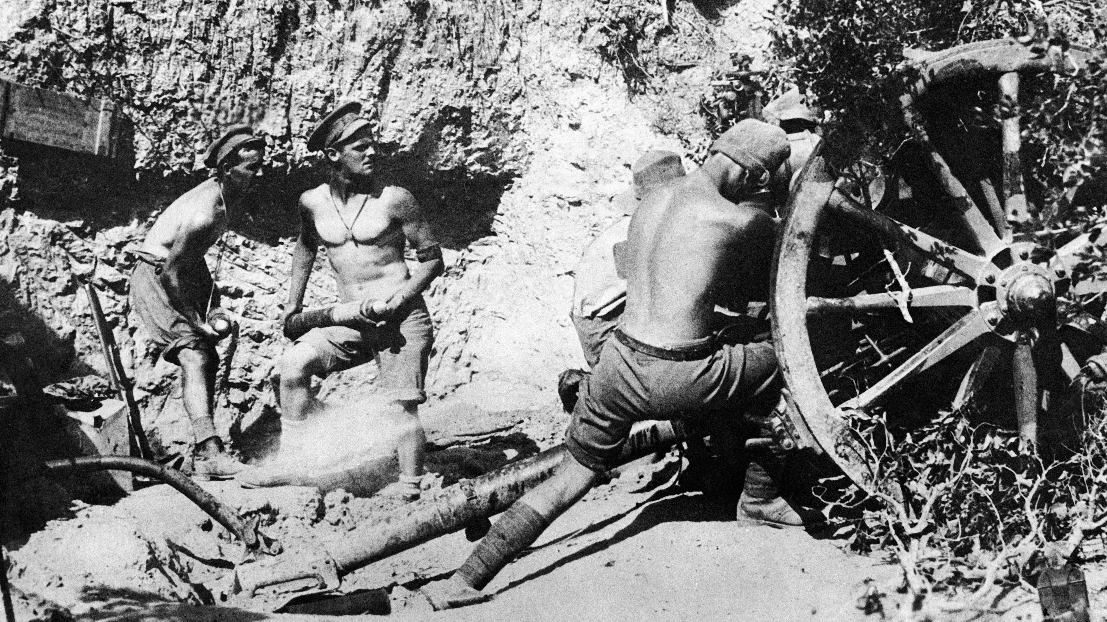 Image ID: EPX8CT Australian gunners of the 9th Field Battery operating the Number 4 18-pounder field gun at M'Cay's Hill, Anzac, 19 May 1915, during the Battle of Gallipoli. 19th May 1915 CREDIT Trinity Mirror / Mirrorpix / Alamy Stock Photo