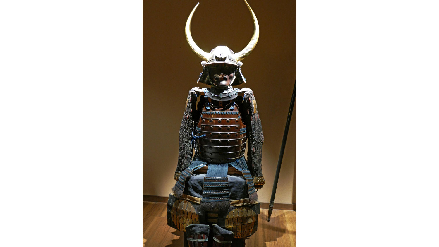 Image ID 2A25PPF 17th century Japanese samurai armour Showing helmet and full tunic CREDIT World History Archive Alamy Stock Photo EXP 231124