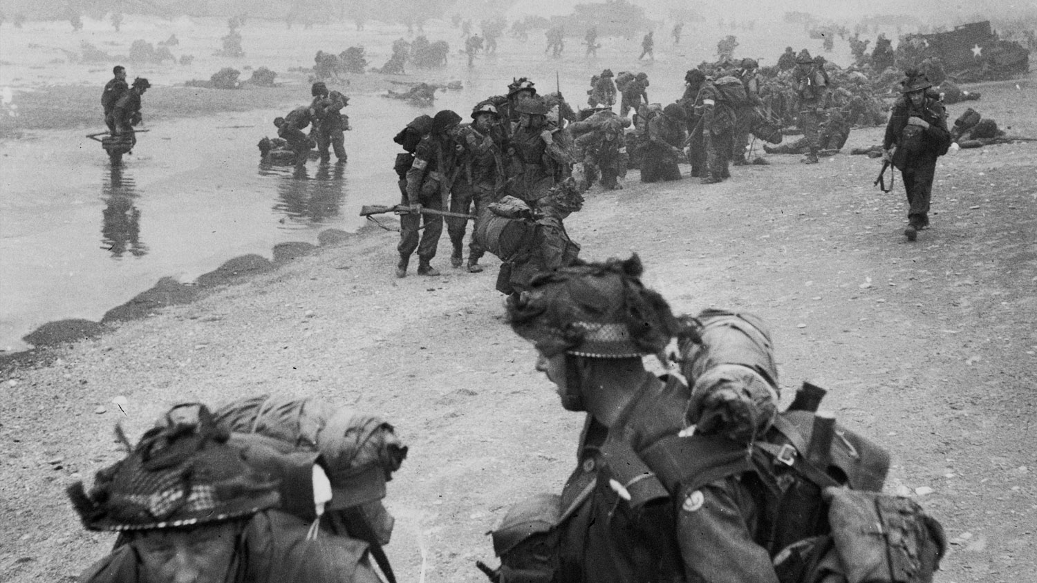 Image ID 2GC8XGW British soldiers on Queen Beach, Sword Area at approx 8.30am on 6 June 1944 CREDIT Geopix / Alamy Stock Photo EXP 231124