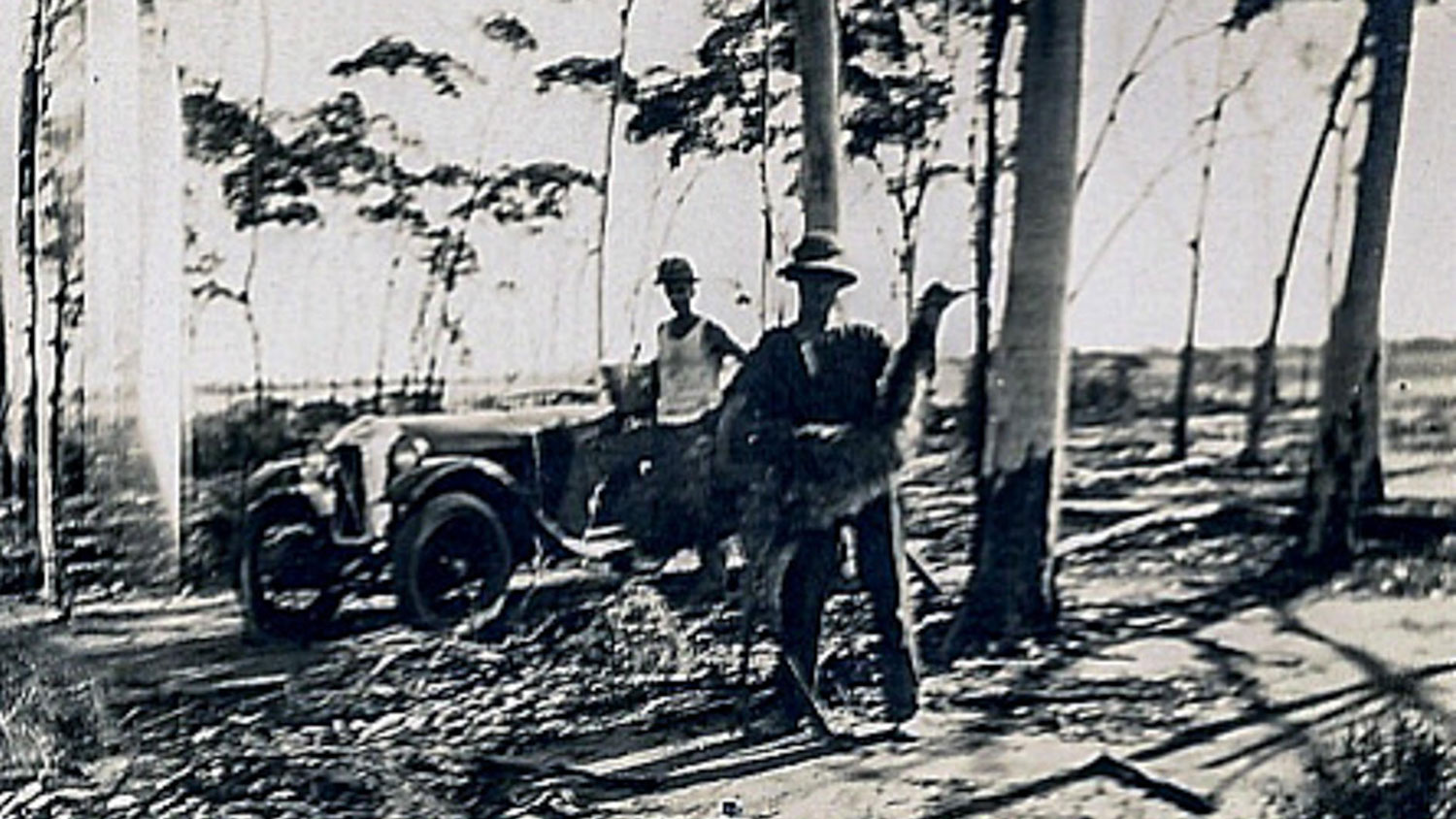 Image ID KFA934 Ray Owen pictured with an emu during the Great Emu War in Australia 1932 CREDIT Historic Collection Alamy Stock Photo EXP 231124