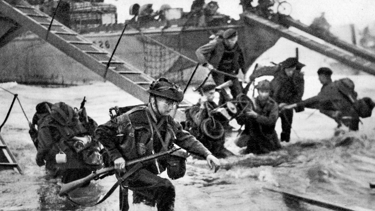 Image ID R2BRF3 British soldiers leaving landing craft on 6 June 1944 D-Day Normandy Beaches CREDIT Shawshots / Alamy Stock Photo EXP 231124