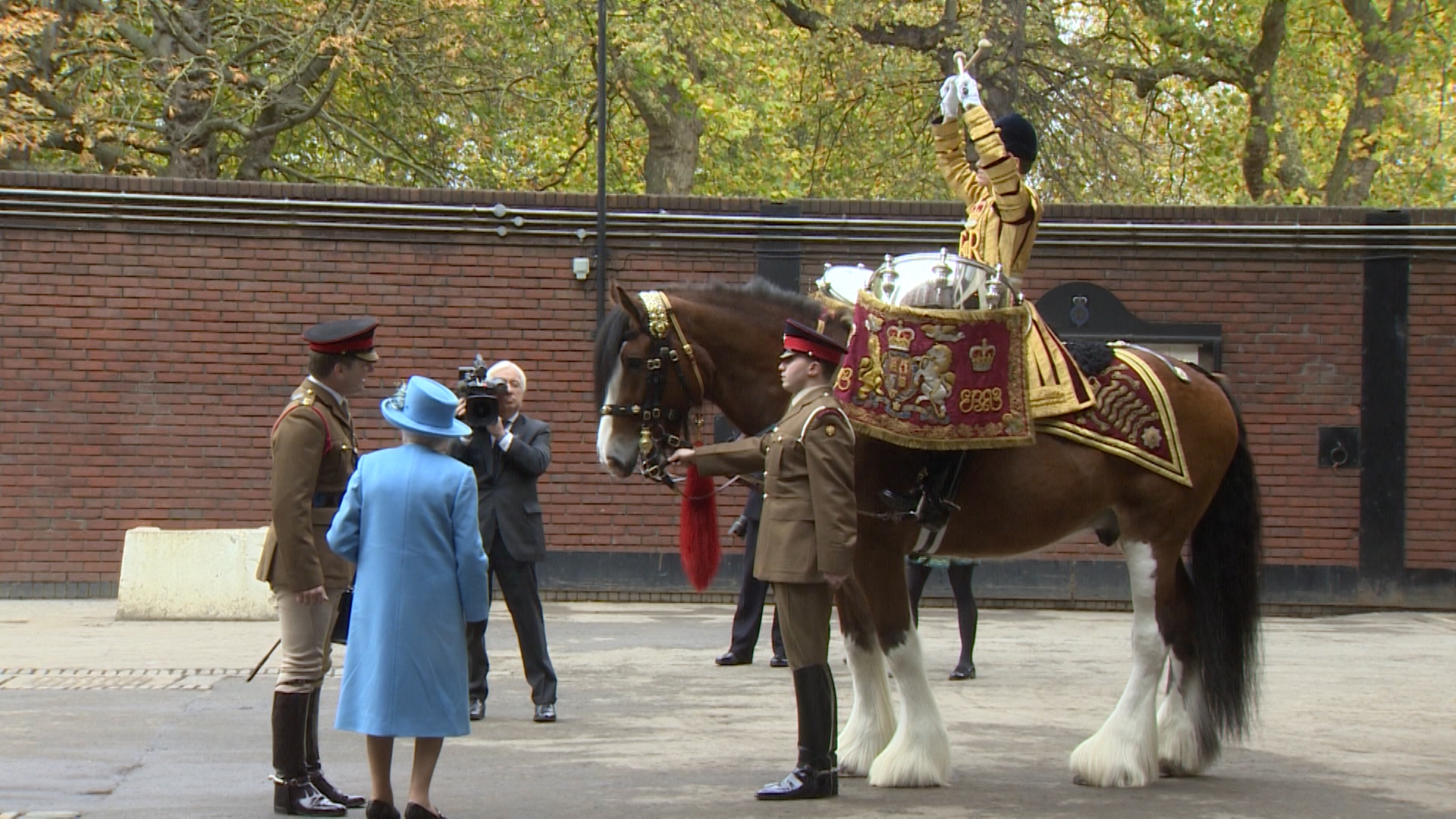 HM Queen meeting the Drum Horse Perseus in 2017 at Hyde Park Barracks.
