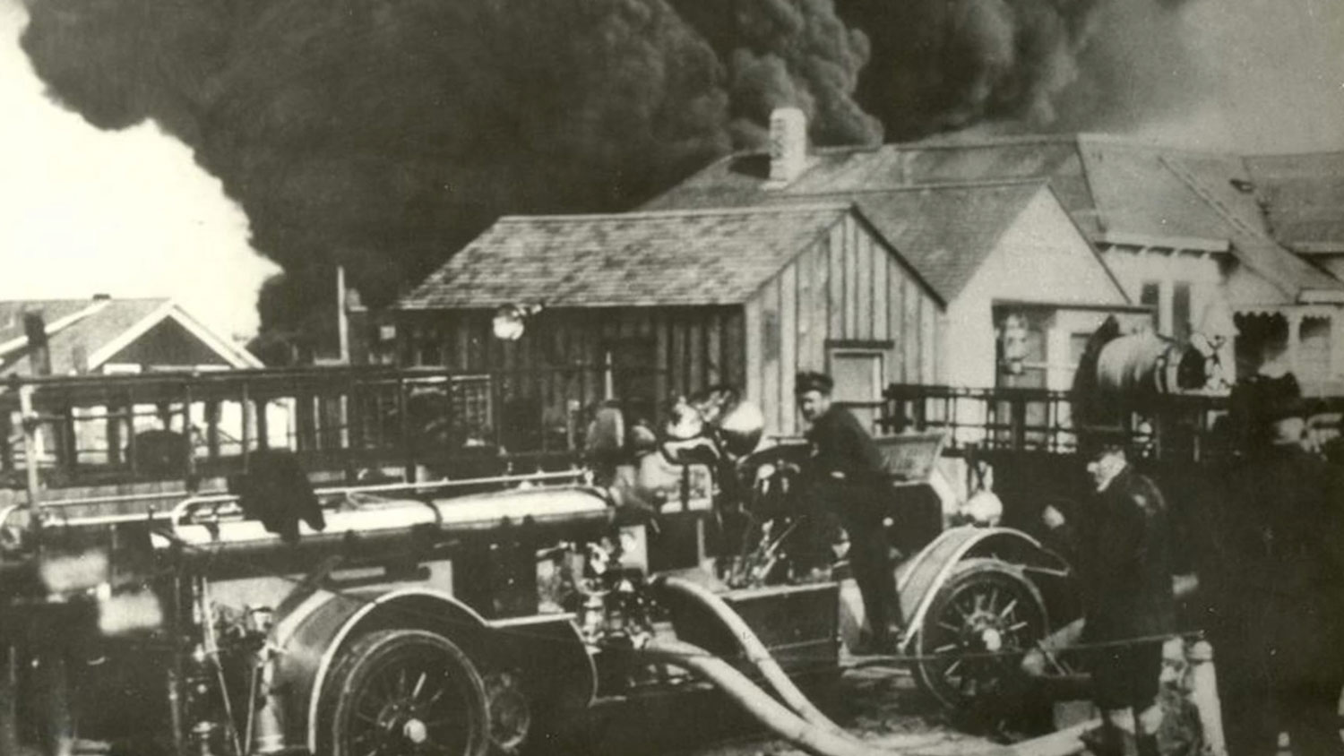 Monterey oil tank fire 14 September 14 1924 fire crews arrive CREDIT Mayo Hayes O'Donnell Library
