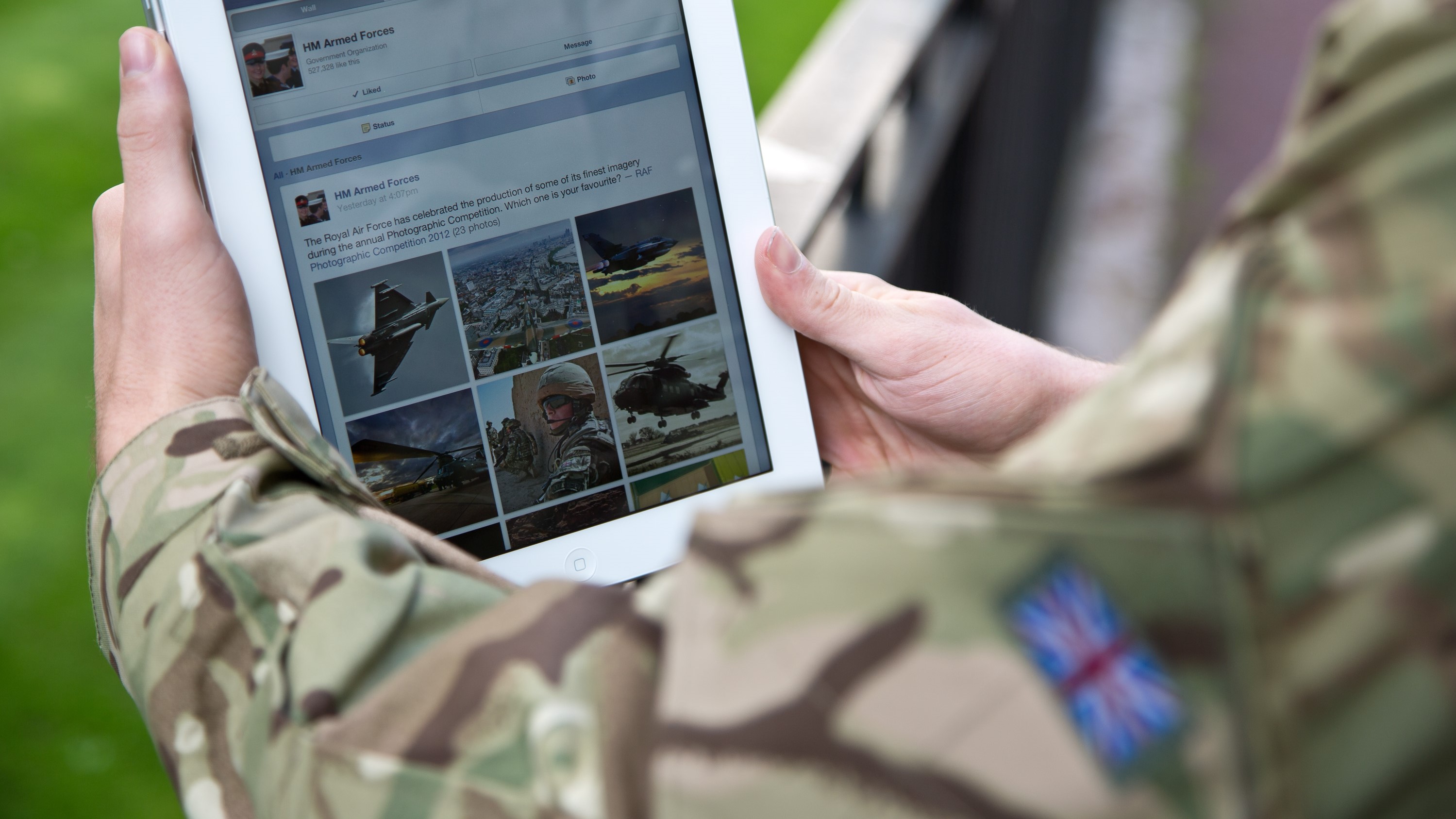 serviceman accesses social media channels 17042013 CREDIT MOD